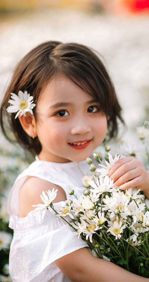 Thiên thần nhí "đốn gục" mọi ánh nhìn vì quá xinh xắn và dễ cưng luôn đó! Thiên thần nhí "đốn gục" mọi ánh nhìn vì quá xinh xắn và dễ cưng luôn đó!