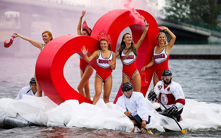 Phao nổi mô phỏng đội hockey trên băng và các cổ động viên xinh đẹp.