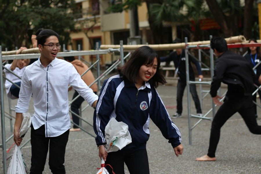 Tiếp đến là một loạt những trò chơi thể lực làm các bạn sinh viên phải đổ những giọt mồ hôi dưới thời tiết 16 độ.