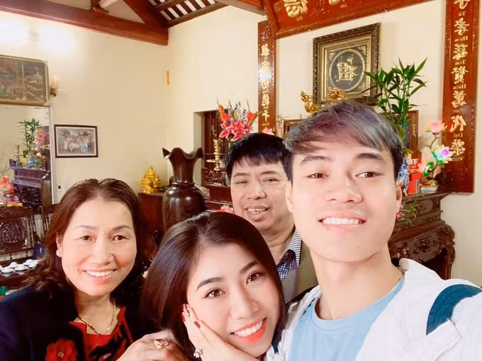 Nguyễn Văn Toàn selfie cùng em gái và bố mẹ.