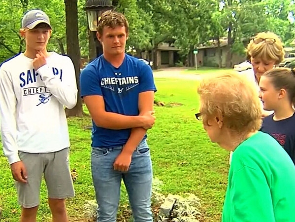 Người nhà của bà Richie đã đến và cảm ơn các bạn teen dũng cảm.