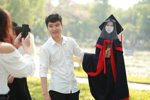 Bức ảnh có 1-0-2 dành cho cặp đôi khi chụp ảnh kỷ yếu. (Ảnh: Nguyễn Toại/Group Trường Người Ta)