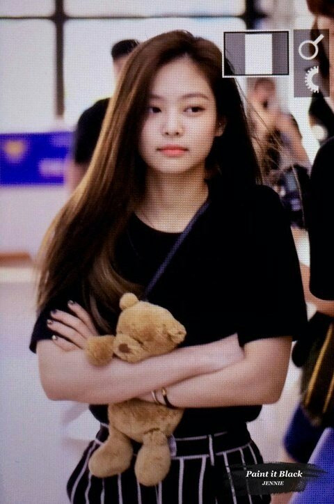 Jennie ôm gấu bông đi muôn nơi.