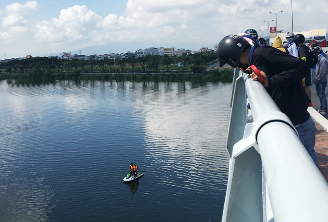 Lực lượng cứu hộ tích cực tìm kiếm nam thanh niên nhảy cầu. Ảnh: G.H.