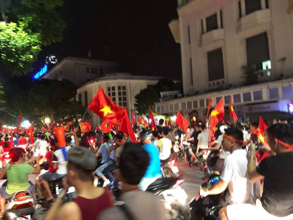 Khắp mọi nẻo đường là những dòng người đang chung vui niềm vui chiến thắng (Ảnh: Bùi Hùng).