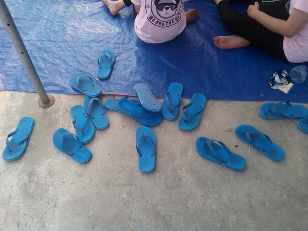 Không có tổ ong thì dùng tạm dép tông. Nhưng vấn đề là có ai phân biệt được đôi nào của mình, đôi nào của bạn không?