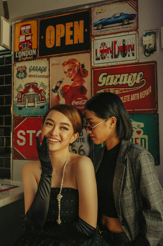 Để mang đến màu sắc hiện đại cũng như sự phá cách, Kaity đã mời bạn diễn trong Hồn Papa Da Con Gái – Trịnh Thảo cùng xuất hiện trong bộ ảnh.