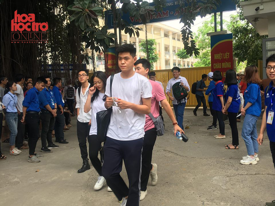 Ở cụm thi này, hầu hết teen đều nhận xét đề không quá khó. (Ảnh: Loan Nguyễn)