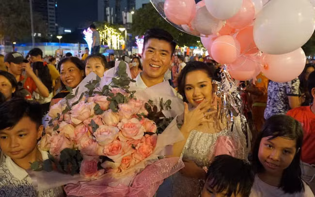 Duy Mạnh cầu hôn Quỳnh Anh tại phố đi bộ Nguyễn Huệ, TP HCM.
