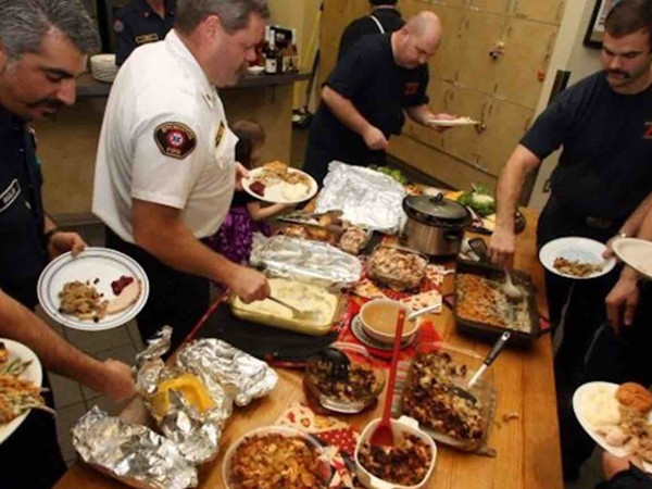 Lực lượng phản ứng nhanh (cảnh sát, lính cứu hỏa, bác sĩ…) và những người dân gặp khó khăn sẽ nhận được thực phẩm từ GCCC.