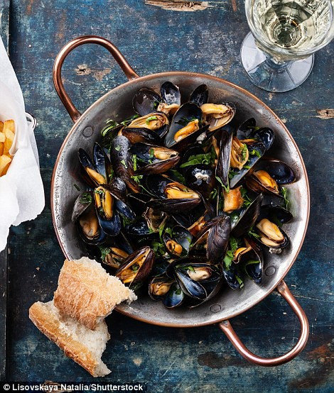 “Moules frites”, món nghêu ăn kèm khoai tây chiên, là món phải thử ở Brussels, Bỉ. Trải nghiệm đứng thứ 18.