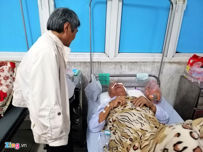 ng Được nằm trên giường bệnh, đầu và tay chi chít vết băng bó. Ảnh: Hoàng Lam.