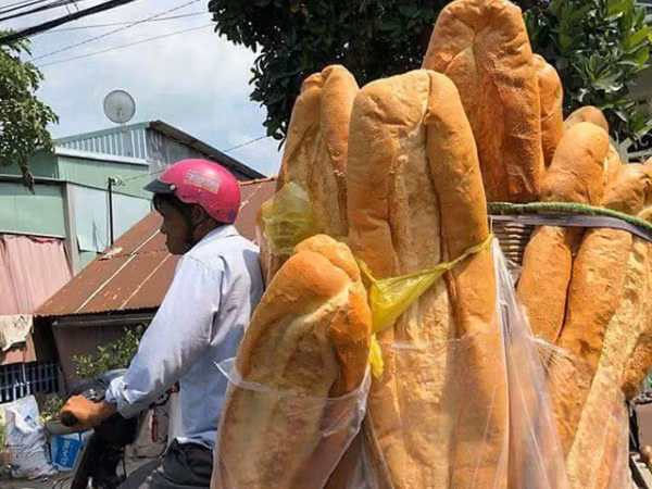 Những chiếc bánh mỳ "khổng lồ" được xem là đặc sản ở An Giang. (Ảnh: Facebook)