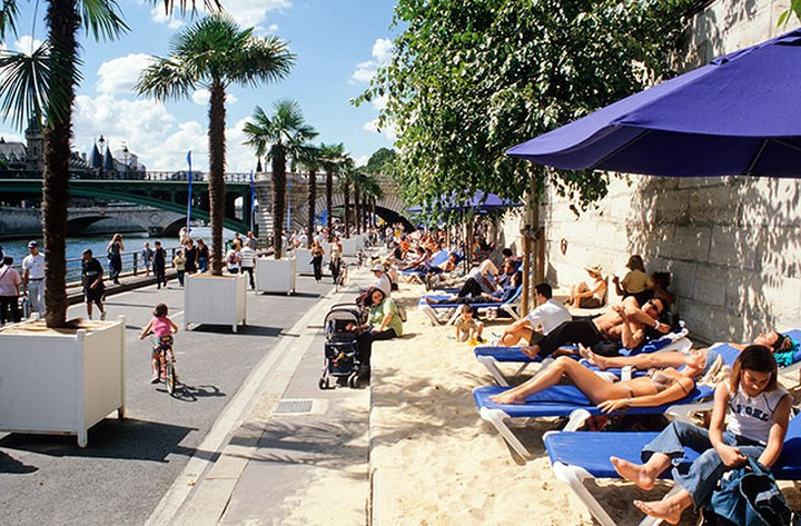 Tắm biển ở Paris và tham gia các hoạt động trên bãi biển nhân tạo như bowling, xem hoà nhạc, các lớp học múa hay các hoạt động thể thao.