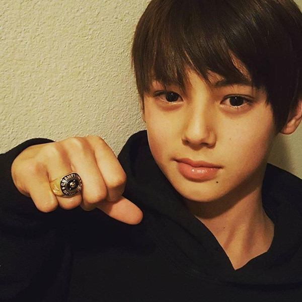 Alex đã đầu quân cho công ty quản lý Seventh Avenue Nhật Bản. Nhiều người dự đoán nếu Alex Shou chính thức debut sẽ "làm nên chuyện" tại các thị trường châu Á nói chung.