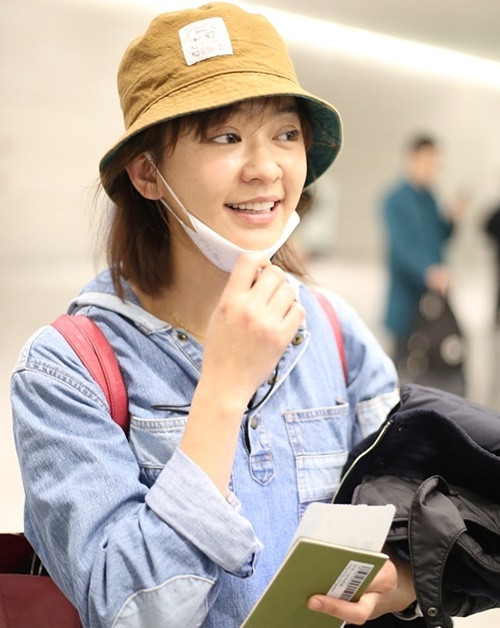 Trần Ý Hàm cũng nằm trong số các ngôi sao khi không bắt buộc thì sẽ không trang điểm. Có lẽ nhờ vậy mà làn da của nữ diễn viên sinh năm 1982 bóng mướt, không có cả quầng thâm mắt.