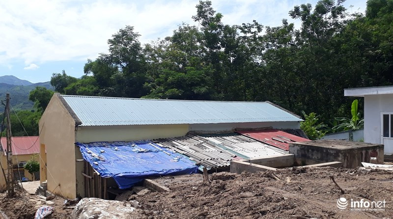 Đồ dùng học tập, sách vỡ bị hư hỏng, bàn ghế nằm nghiêng ngã, đất đá chồng chất cao gần mái nhà của trường hoc. Hàng trăm em học sinh đứng trước nguy cơ không có chỗ ở để học tập.