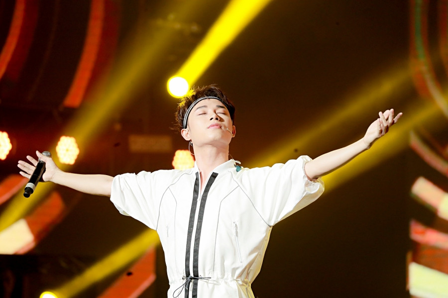 Trúc Nhân cho biết mình đã phải gỡ tai nghe in-ear để có thể nghe rõ tiếng hò reo của khán giả.