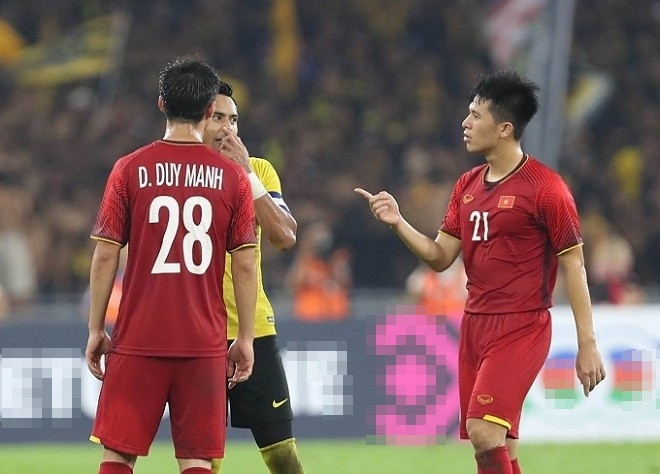 Các CĐV Malaysia cho rằng Duy Mạnh đáng nhận thẻ đỏ