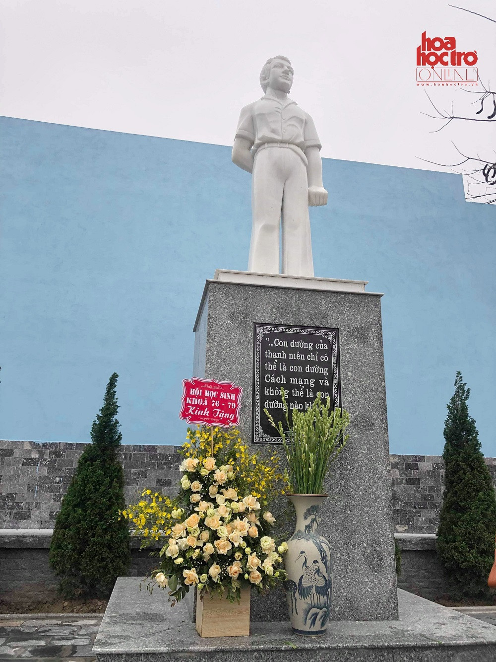 Tượng đài Lý Tự Trọng là món quà đặc biệt mà cựu học sinh khóa 76 - 79 kính tặng mái trường xưa. Ảnh: Tuấn Linh