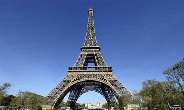 Tháp Eiffel là công trình được nhiều du khách tới tham quan khi đến Paris (Pháp).