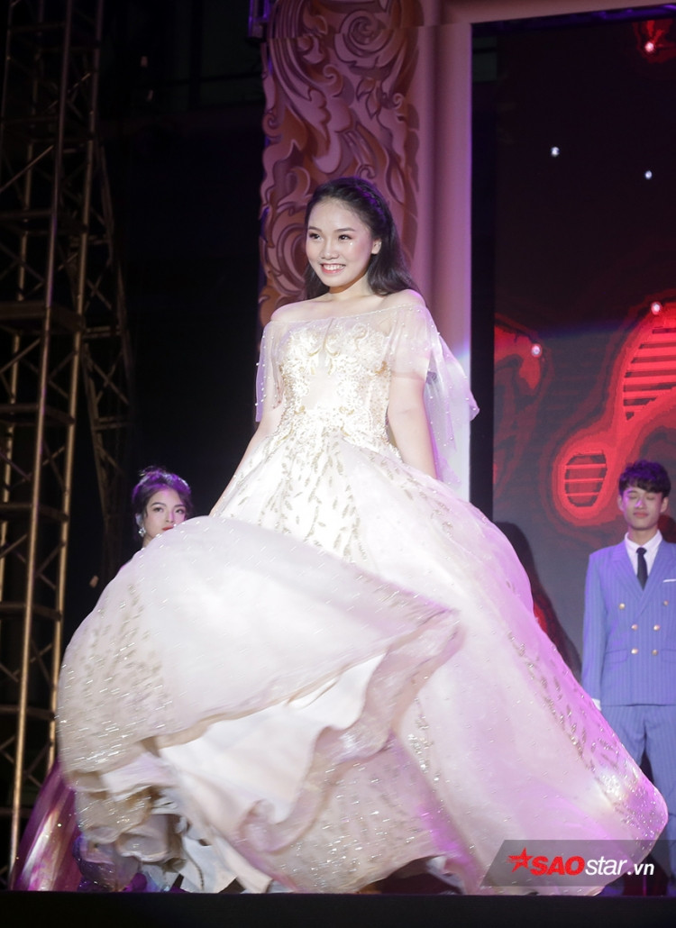 Cô nữ sinh chuyên Toán không giấu được vẻ nhí nhảnh, hồn nhiên khi trình diễn catwalk trên sân khấu
