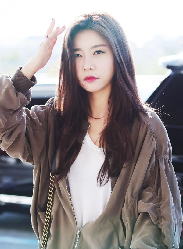 Sojin (Girl's Day) đã 32 tuổi rồi (sinh năm 1986). Nhưng đứng cùng các thành viên kém mình gần chục tuổi, nhìn Sojin chẳng có gì khác biệt hết.