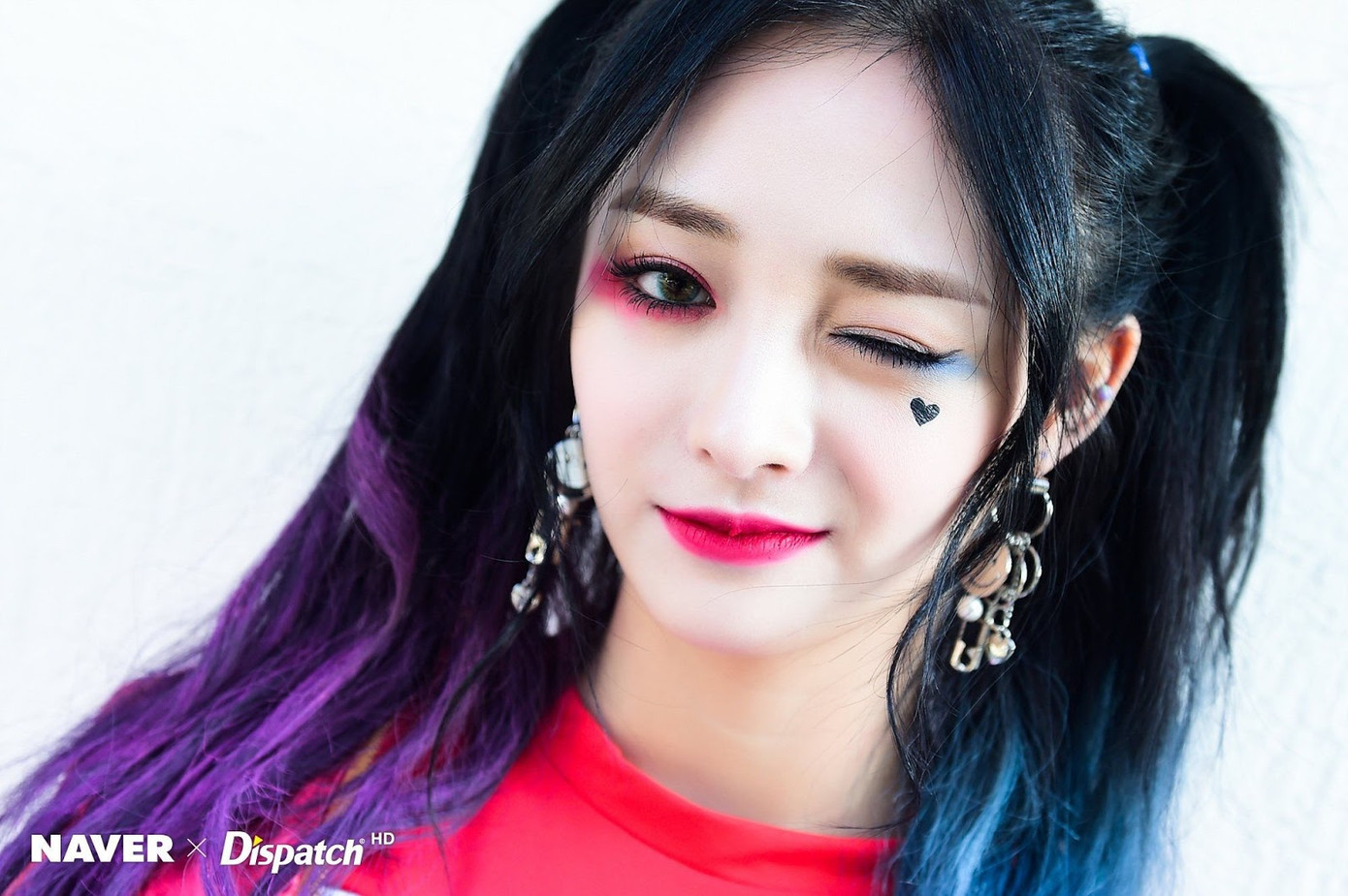Dù có cải trang thành Harley Quinn của phim Suicide Squad, thì nhìn Kyulkyung (Pristin) vẫn hết sức xinh đẹp.