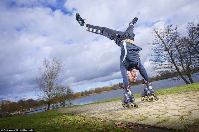 Anh Mirko Hanaen (đến từ Bocholt, Đức) là người trượt patin bằng tay trên quãng đường 50m nhanh nhất khi chỉ mất 8,55 giây.