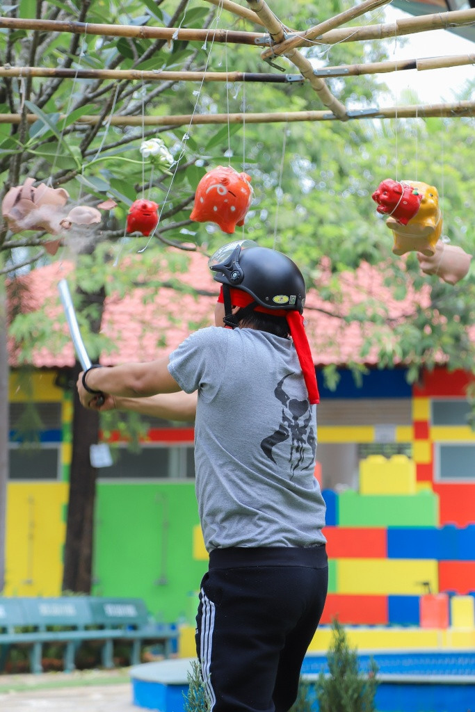 Bên cạnh đó, La Thành cũng gây cười không kém khi thể hiện tinh thần đồng đội bất chấp sự quấy nhiễu đến từ các đối thủ.