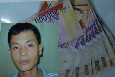 Tay "hướng dẫn viên tự xưng" Lê Văn Quỳnh và số tiền âm phủ Quỳnh đem đi lừa đảo bị công an thu giữ (Ảnh: Internet). Tay "hướng dẫn viên tự xưng" Lê Văn Quỳnh và số tiền âm phủ Quỳnh đem đi lừa đảo bị công an thu giữ (Ảnh: Internet).