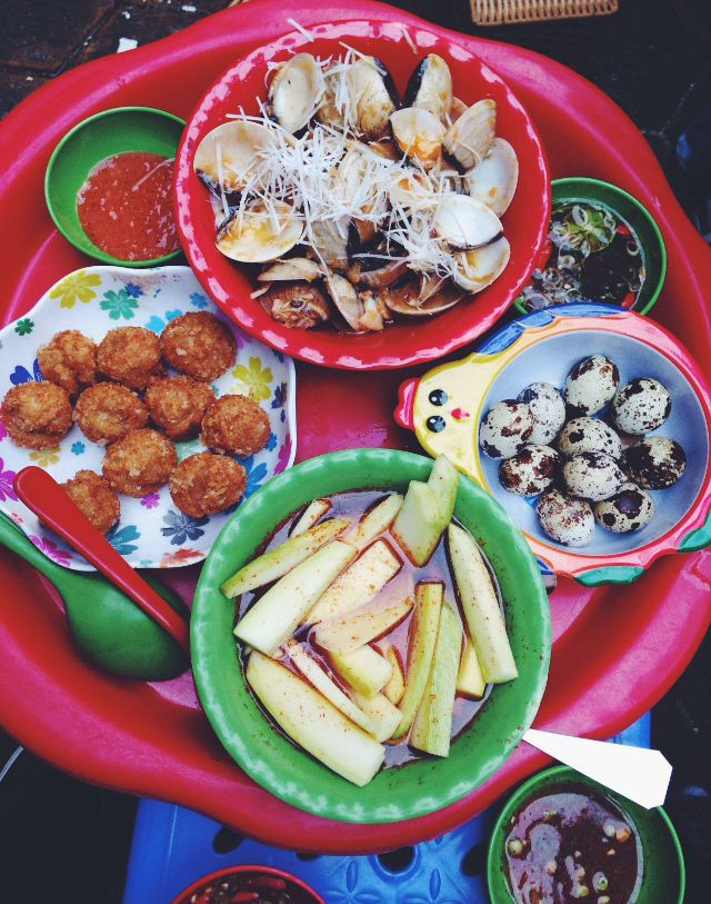 Hàng ốc với hàng tá món ngon, mùi thơm phức càng hấp dẫn những cái bụng đói vào dễ chiều. Ảnh: @snnho