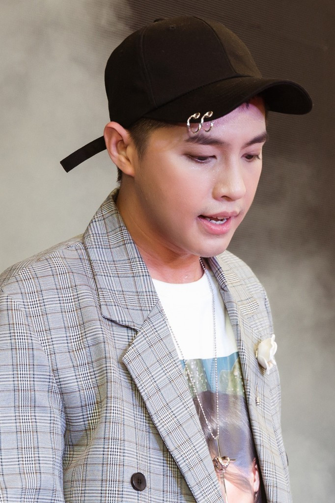 Hình ảnh xuống sắc của nam ca sĩ khiến các fan không khỏi đau lòng.