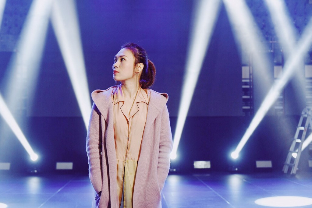 Nữ ca sĩ diện đồ giản dị, hội ngộ cùng các thành viên trong ê-kíp để diễn tập cho các tiết mục của mình.