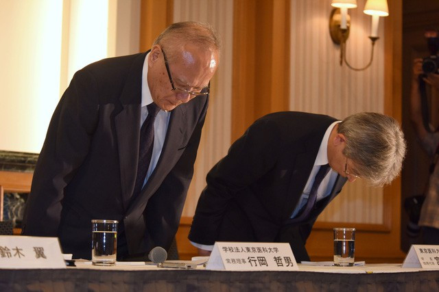 Ông Tetsuo Yukioka (trái), giám đốc điều hành Đại học Y Tokyo và ông Keisuke Miyazawa, quyền chủ tịch Đại học Y Tokyo, cúi đầu tại cuộc họp báo ở Tokyo ngày 7/8 (Ảnh: Japan Times).