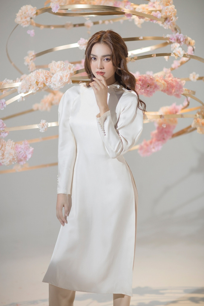 Lan Ngọc mang đến không khí mùa xuân ngay những giây phút đầu tiên với tà áo dài và trong không gian ngập tràn hoa.