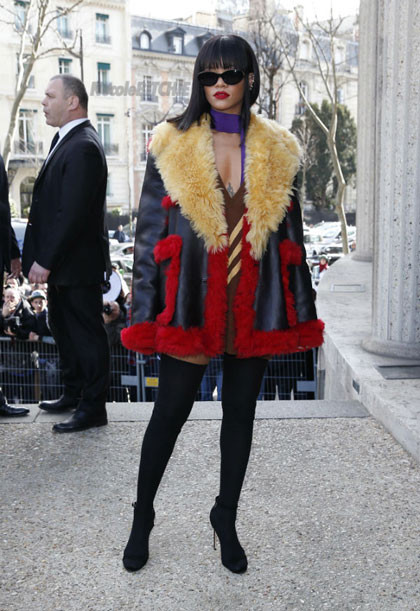 Vô cùng ấn tượng với phong cách thời trang không-thể-đùa.