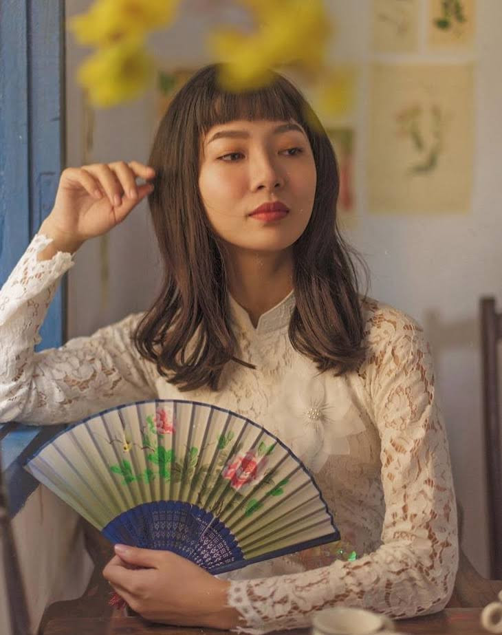 Một một chiếc áo dài trắng sẽ mang đậm phong cách retro khi được may bằng vải ren. (Ảnh: Dạ Miêu)