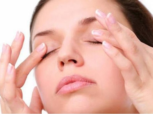 Đừng quên massage các cơ quanh mắt – một cách thật nhẹ nhàng nhé!