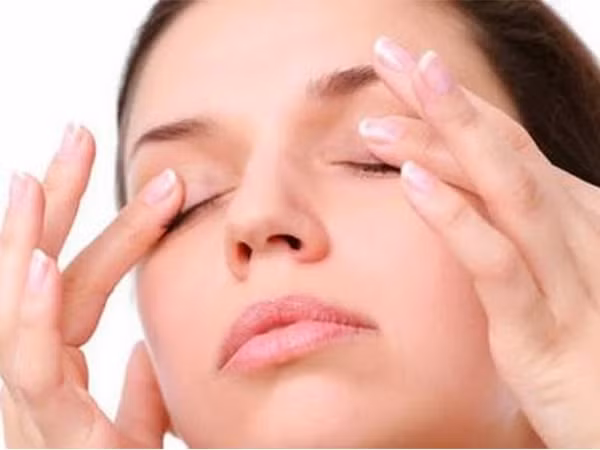 Đừng quên massage các cơ quanh mắt – một cách thật nhẹ nhàng nhé!