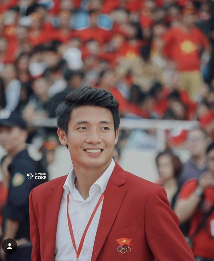 Trung vệ Bùi Tiến Dũng.