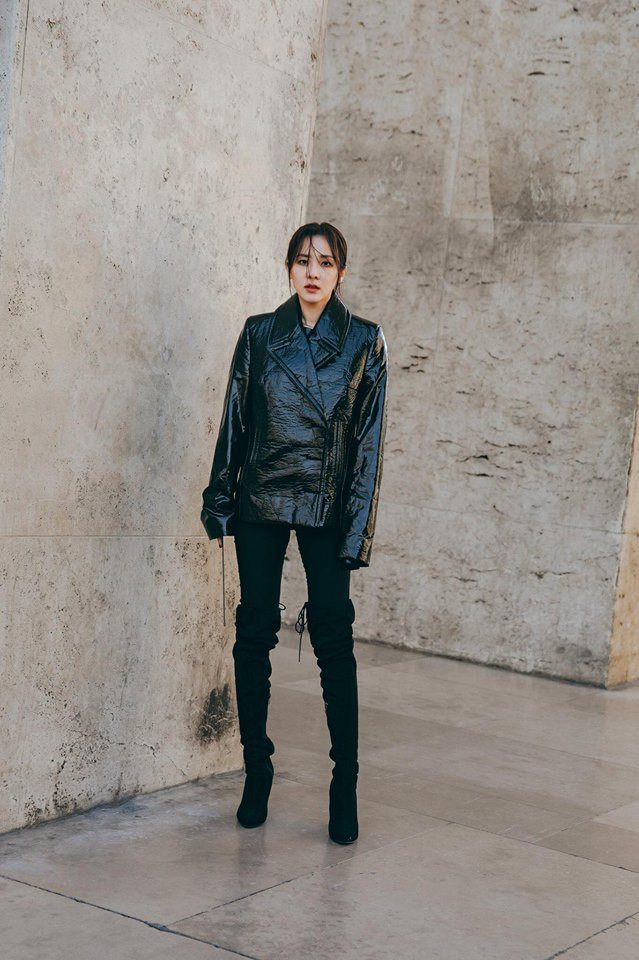 Ở một góc chụp khác, bộ đồ của Dara cũng không quá "lỗi".