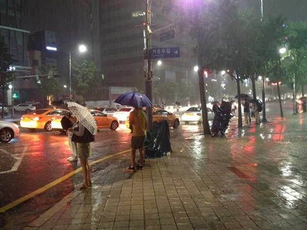 Vào mùa mưa, Seoul có không khí ảm đạm, buồn bã.