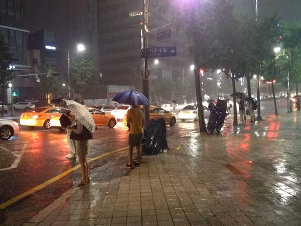 Vào mùa mưa, Seoul có không khí ảm đạm, buồn bã.