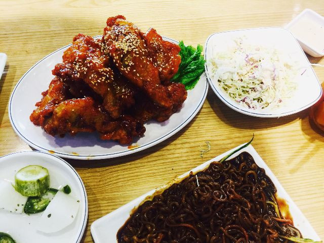 Ai đi cổ vũ đội tuyển Việt Nam đá ở Mỹ Đình thì cần xem ngay list quán ăn này ảnh 1