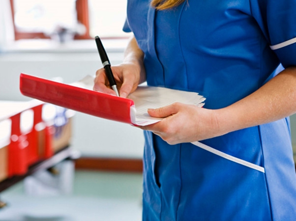 Suốt 14 tháng liền, các y tá thay nhau ở bên cạnh cậu bé, 24/24, không bỏ cuộc.