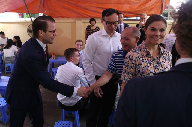 Phu quân của Công chúa Victoria (trái) bắt tay chủ quán trước khi thưởng thức bữa trưa. Phu quân của Công chúa Victoria (trái) bắt tay chủ quán trước khi thưởng thức bữa trưa.