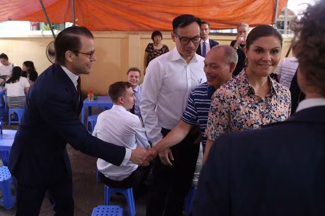 Phu quân của Công chúa Victoria (trái) bắt tay chủ quán trước khi thưởng thức bữa trưa.