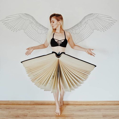 Cuốn sách được biến tấu một cách đầy sáng tạo thành chiếc váy.