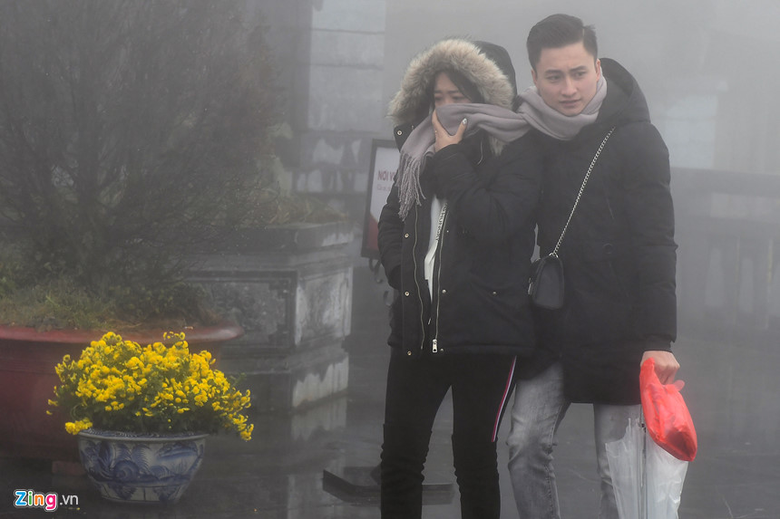 Dịp Tết Dương lịch, nhiều cặp đôi chọn Sa Pa làm điểm vui chơi ngày đầu năm, bất chấp giá lạnh.